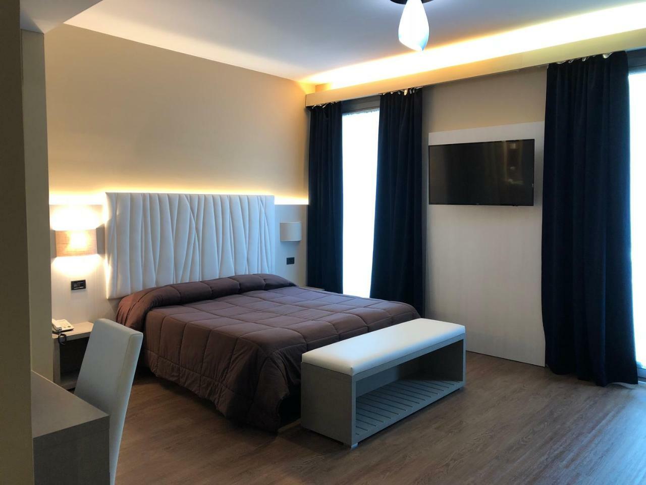 Hotel Enrichetta Desenzano del Garda Exterior foto